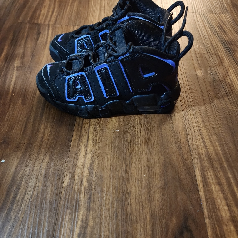 Boys size 11c Nike uptempo